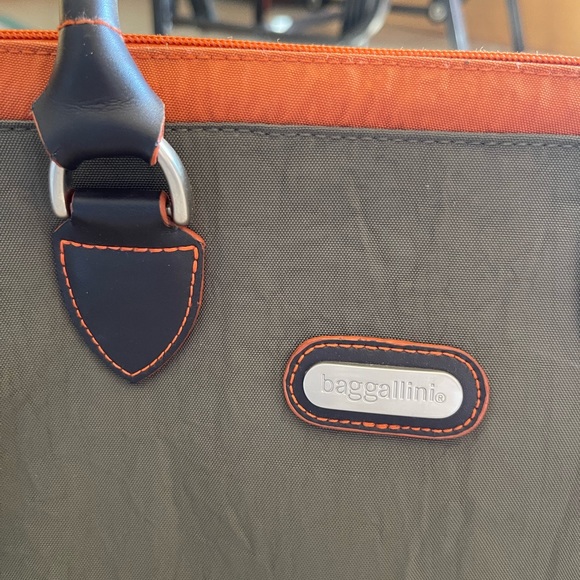 NWOT Baggallini travel bag - Picture 2 of 5